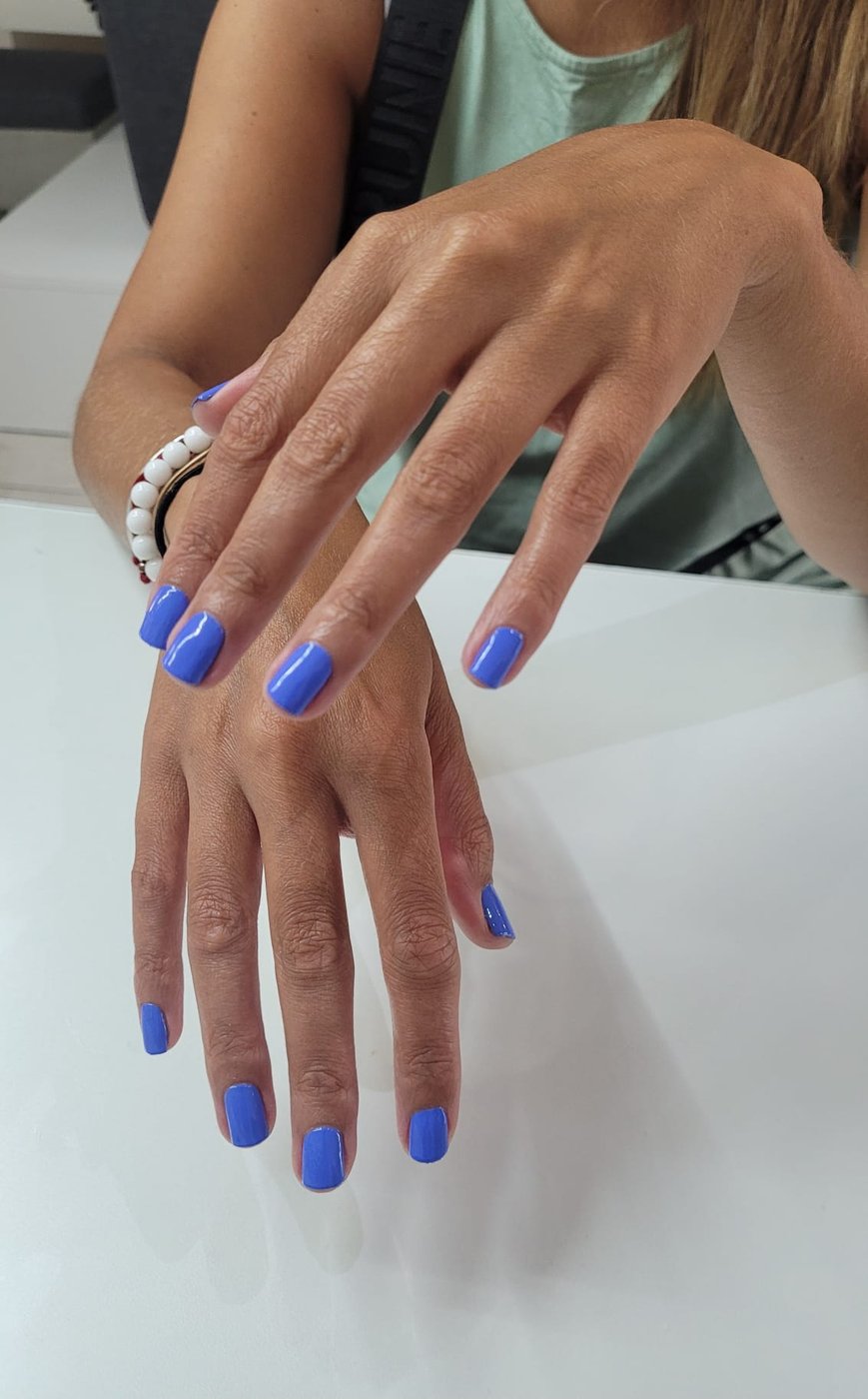 Manicura en esmalte azul