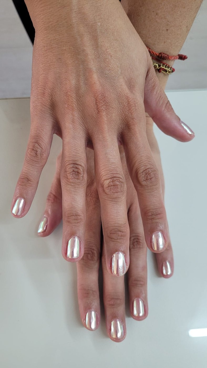 Manicura en esmalte perlado
